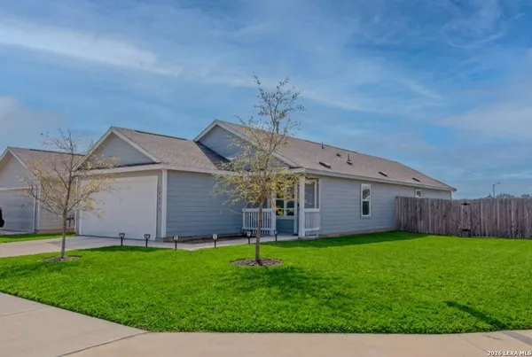 a view of a back yard