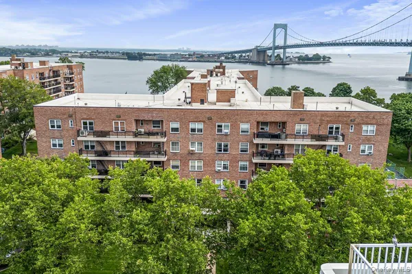 $419,000 | 162-01 Powells Cove Boulevard, Unit 3N | Beechhurst