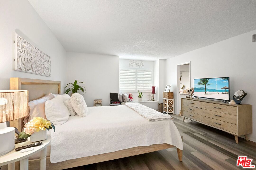 18560 Vanowen Street, Unit 15 Reseda, CA 91335 - Photo 11 of 23