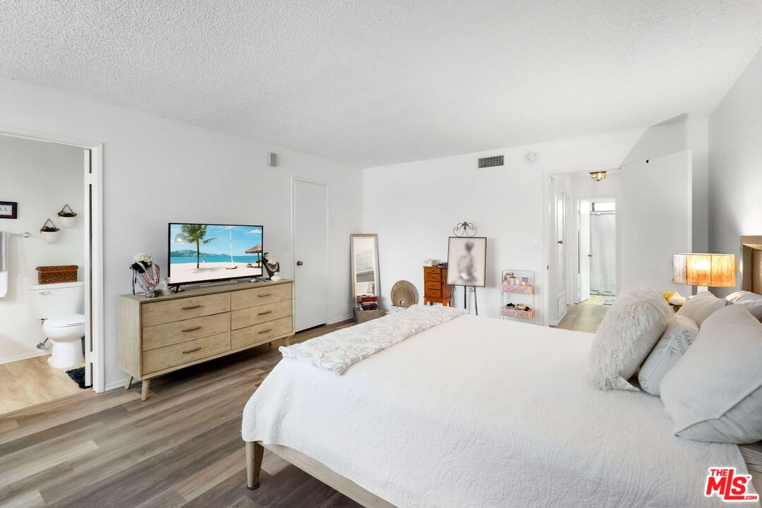 18560 Vanowen Street, Unit 15 Reseda, CA 91335 - Photo 13 of 23