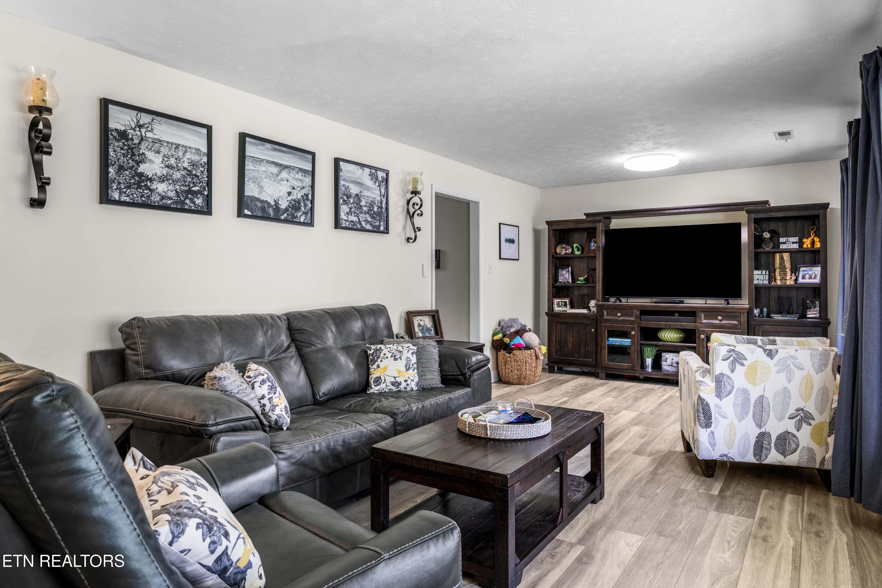 6720 Ridgeview Road Knoxville, TN 37918 - Photo 6 of 32 Main Living Area