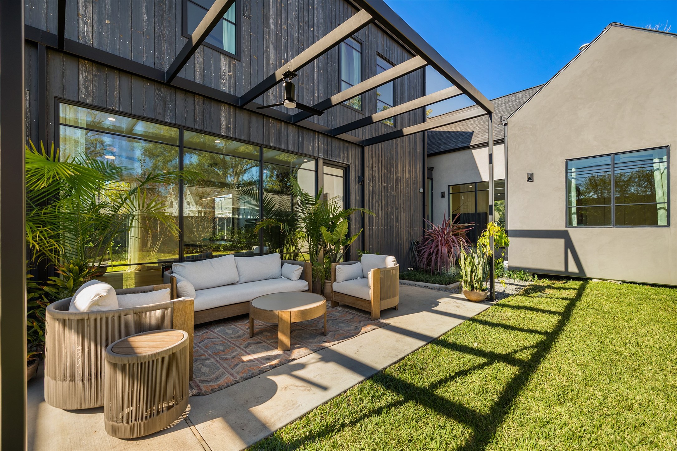 419 West 30th Street Houston, TX 77018 - Photo 43 of 45 a view of an outdoor sitting area with furniture