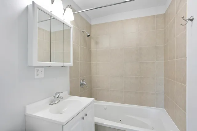 $2,300 | 7616 North Marshfield Avenue, Unit 407, Chicago, IL 60626