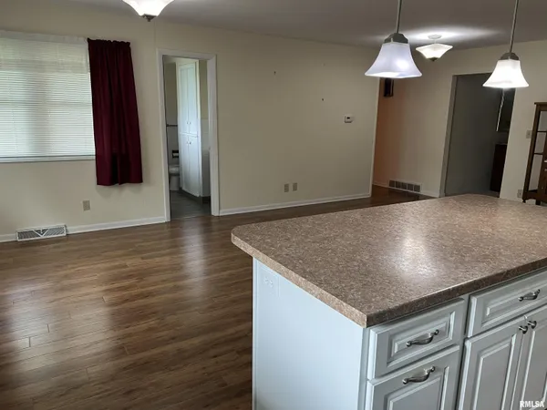 $185,000 | 7 Southvale Drive, Jacksonville, IL 62650