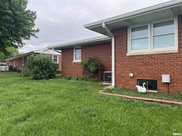 $185,000 | 7 Southvale Drive, Jacksonville, IL 62650