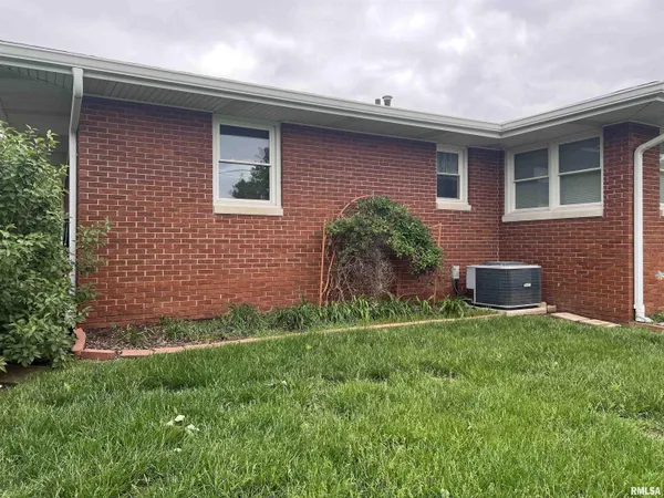 $185,000 | 7 Southvale Drive, Jacksonville, IL 62650