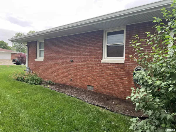 $185,000 | 7 Southvale Drive, Jacksonville, IL 62650