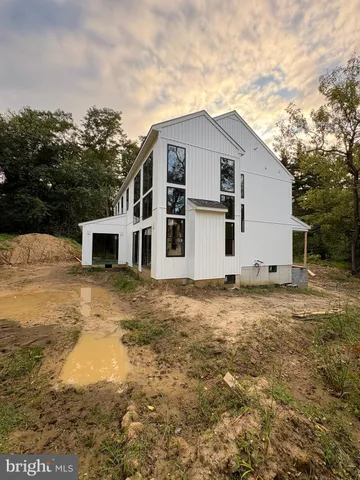 a view of a house with backyard