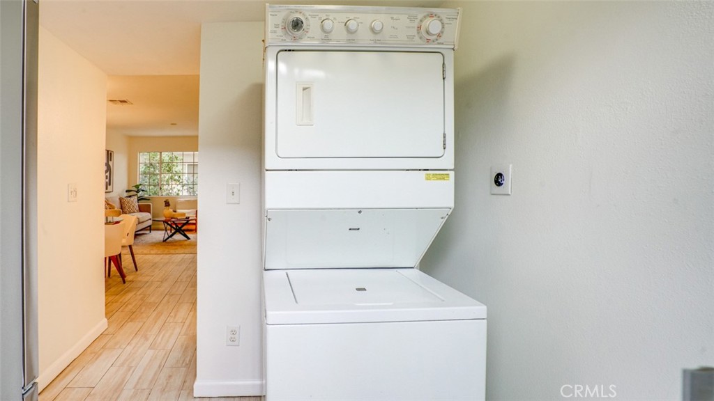 305 East Valencia Avenue, Unit R Burbank, CA 91502 - Photo 9 of 21