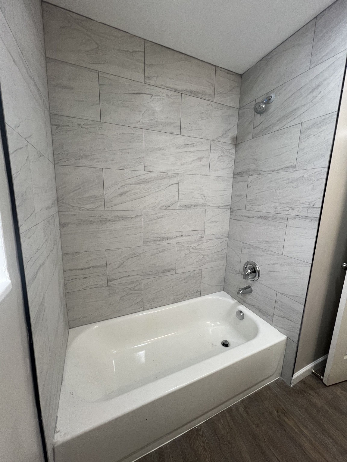 9745 Long Point Road, Unit 27 Houston, TX 77055 - Photo 4 of 17 a bathroom with a bathtub