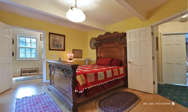 a view of a livingroom with washer and dryer