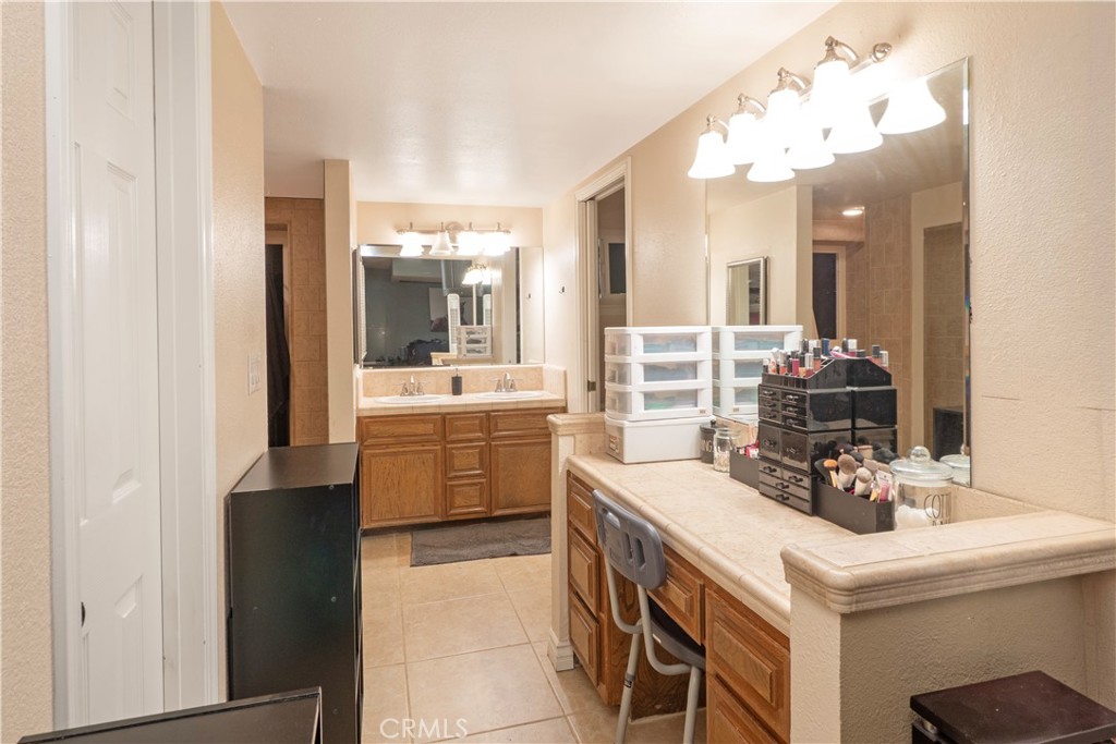 14681 Choco Road Apple Valley, CA 92307 - Photo 33 of 75 Primary bathroom