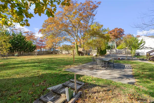 a view of yard with tree s