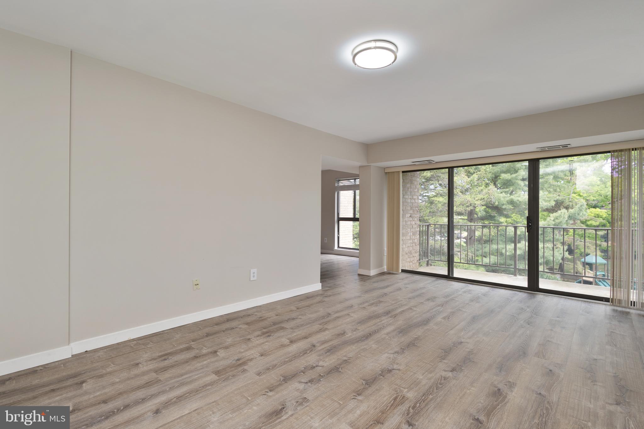 2054 Royal Fern Court, Unit 24/21B Reston, VA 20191 - Photo 5 of 45 Living Room