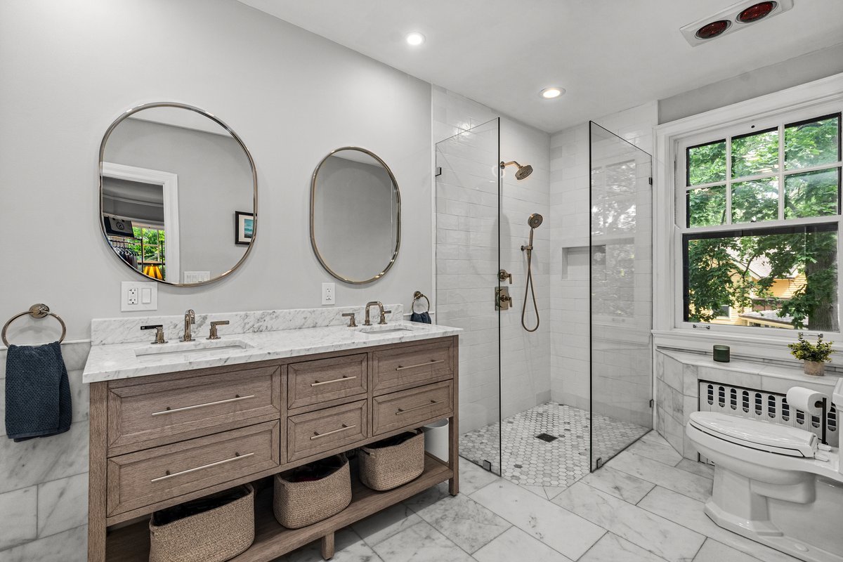 225 Hamilton Street Evanston, IL 60202 - Photo 22 of 38 a bathroom with 2 sink tub and a mirror