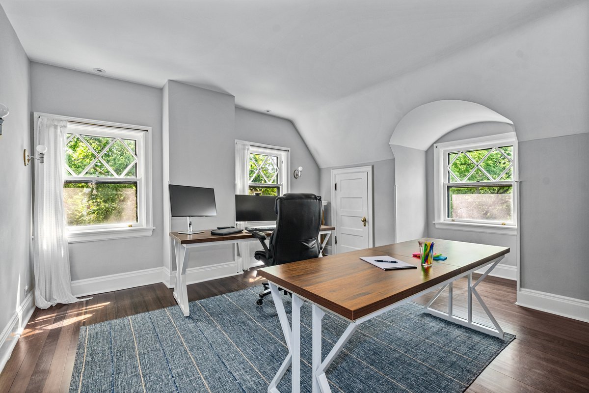 225 Hamilton Street Evanston, IL 60202 - Photo 26 of 38 a workspace with furniture a rug and wooden floor