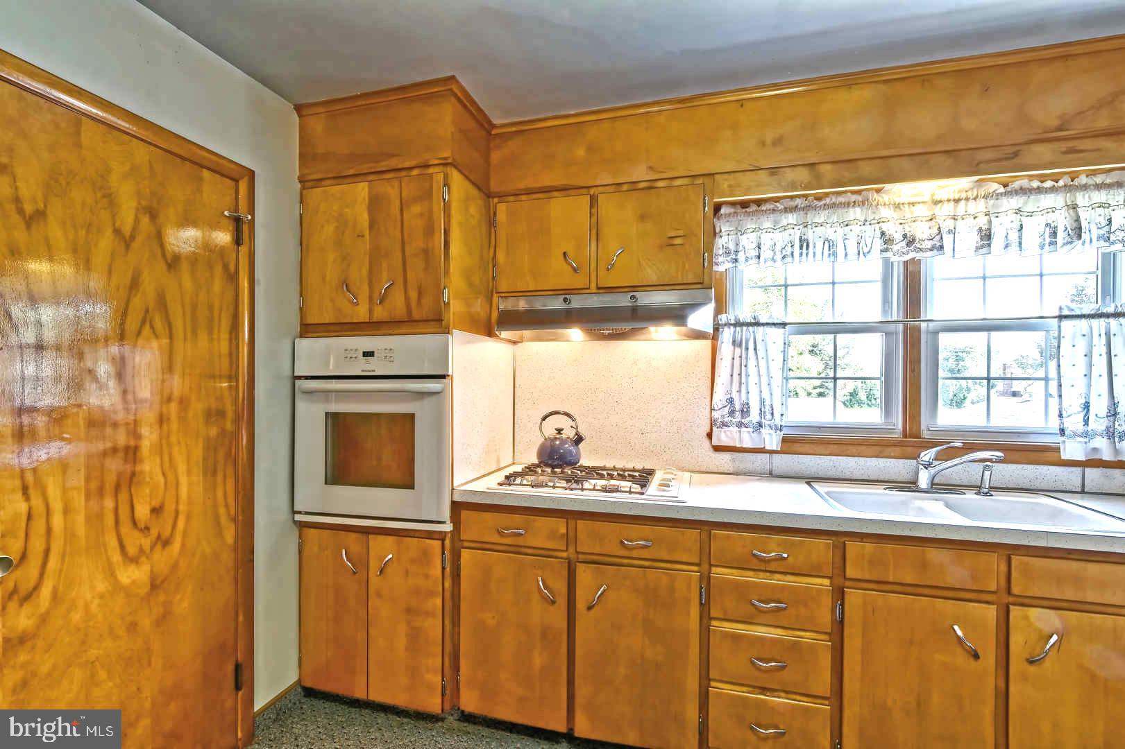 138 Eaton Road Pennsville, NJ 08070 - Photo 13 of 29 Kitchen Walk in Closet