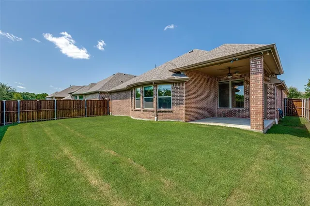 a view of a house with backyard and porch