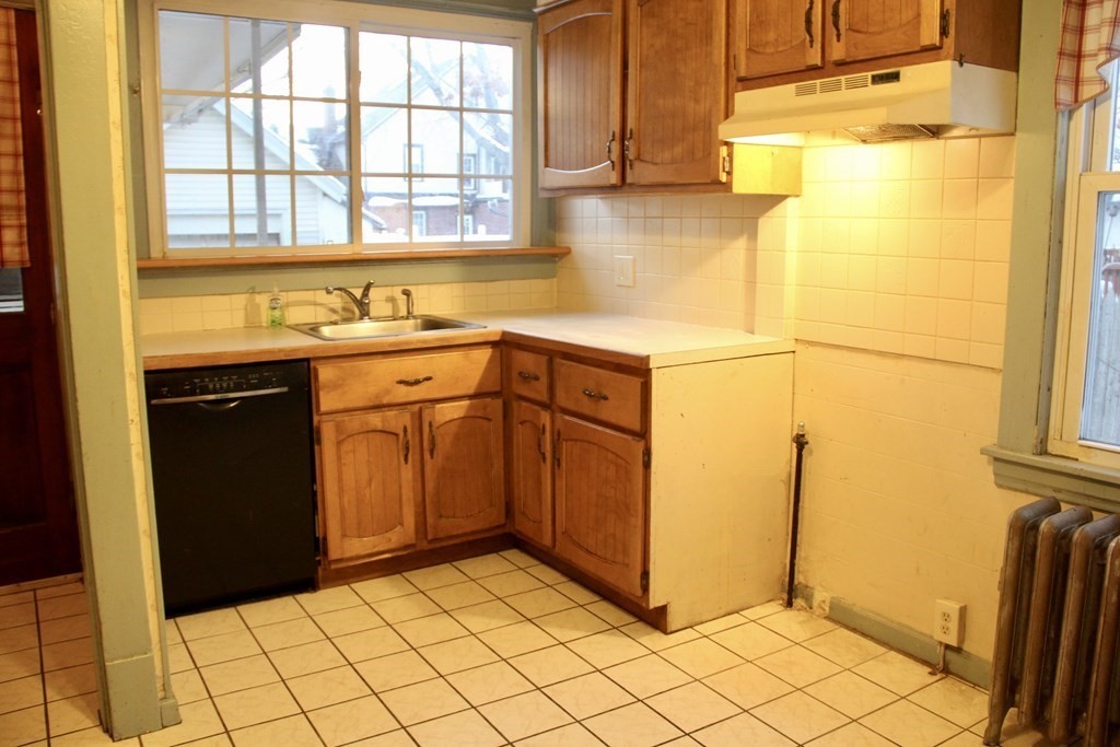 46 Rockland Street Springfield, MA 01118 - Photo 8 of 31 Gallery Image 8