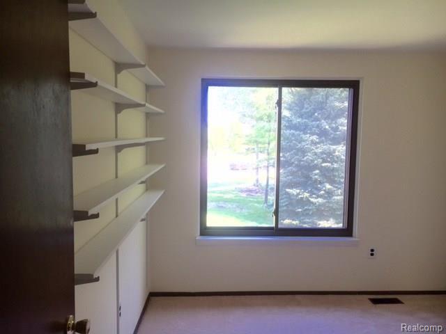 39513 Village Wood Road Novi, MI 48375 - Photo 14 of 23 FullSizeRender (31).jpg