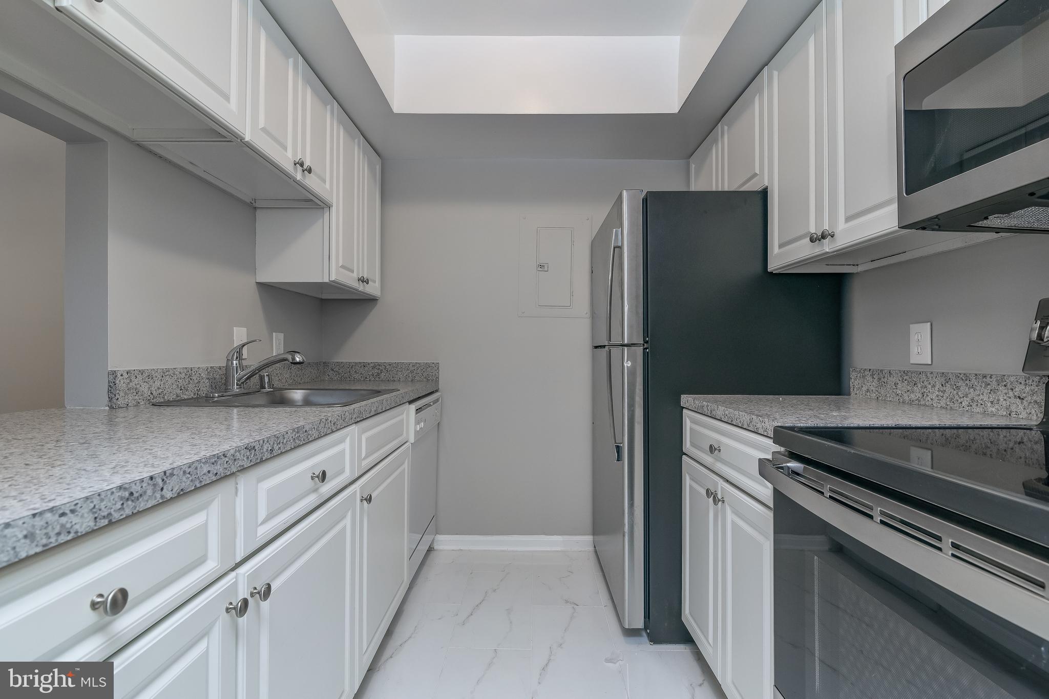 18322 Streamside Drive, Unit 104 Gaithersburg, MD 20879 - Photo 9 of 38 Kitchen