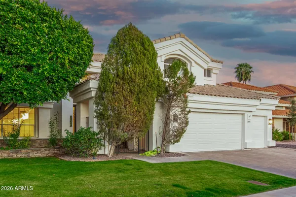 a view of a yard in front of house