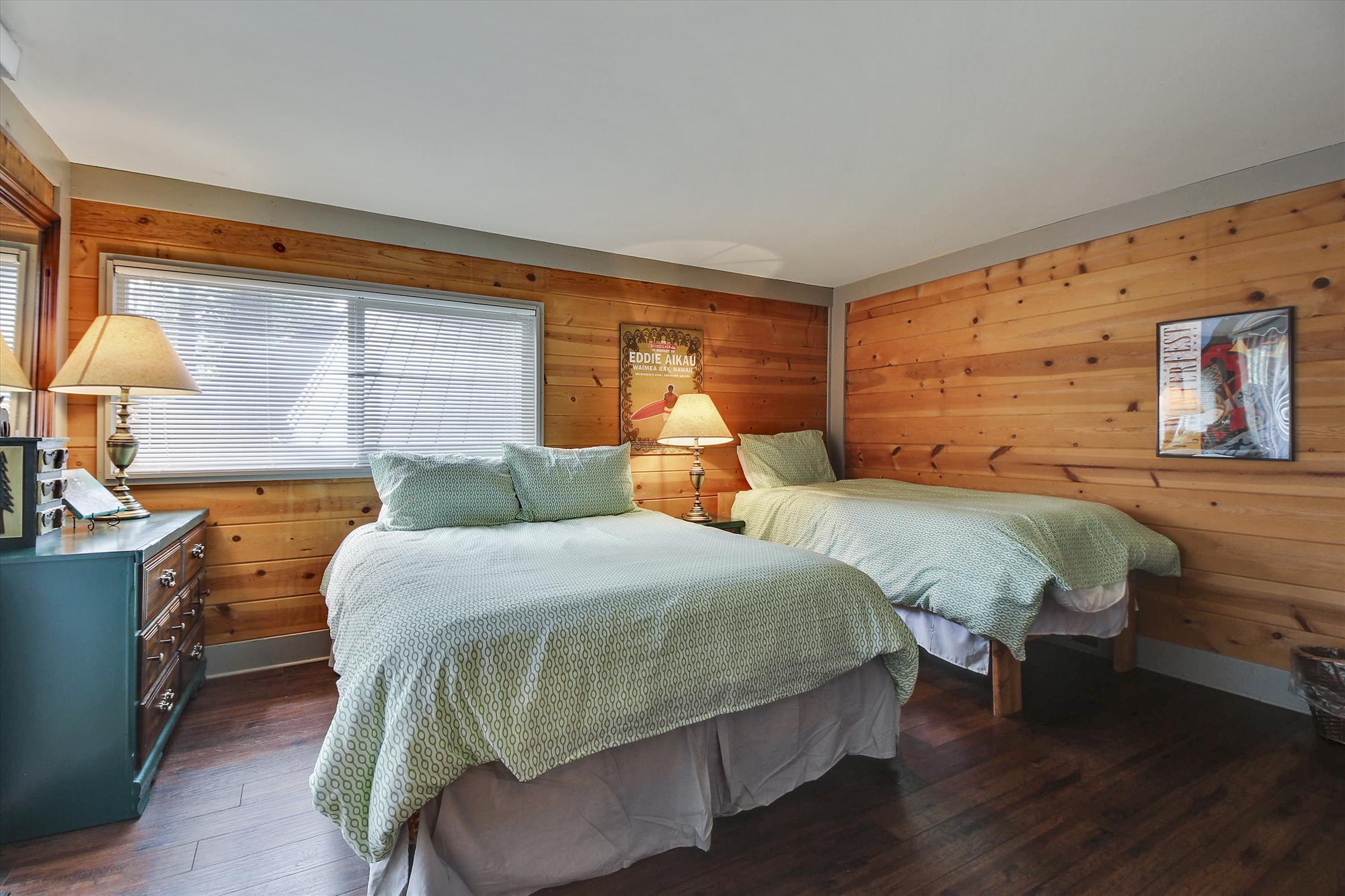 57397 Overlook Road Sunriver, OR 97707 - Photo 8 of 23 main level-bedroom-img_1908