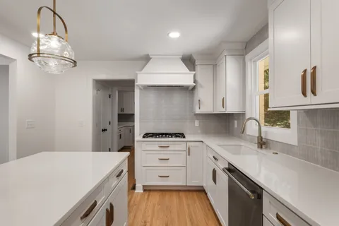 a kitchen that has a lot of cabinets in it