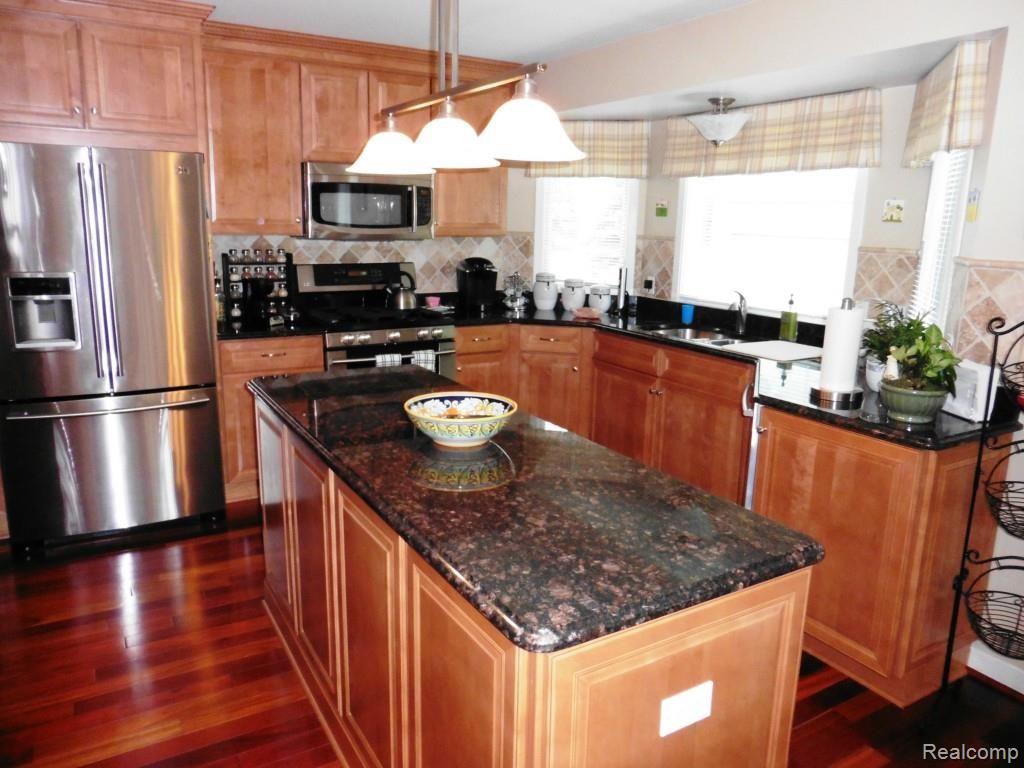 2117 Clinton View Circle Rochester, MI 48309 - Photo 4 of 32 kit 1 Clin.jpg