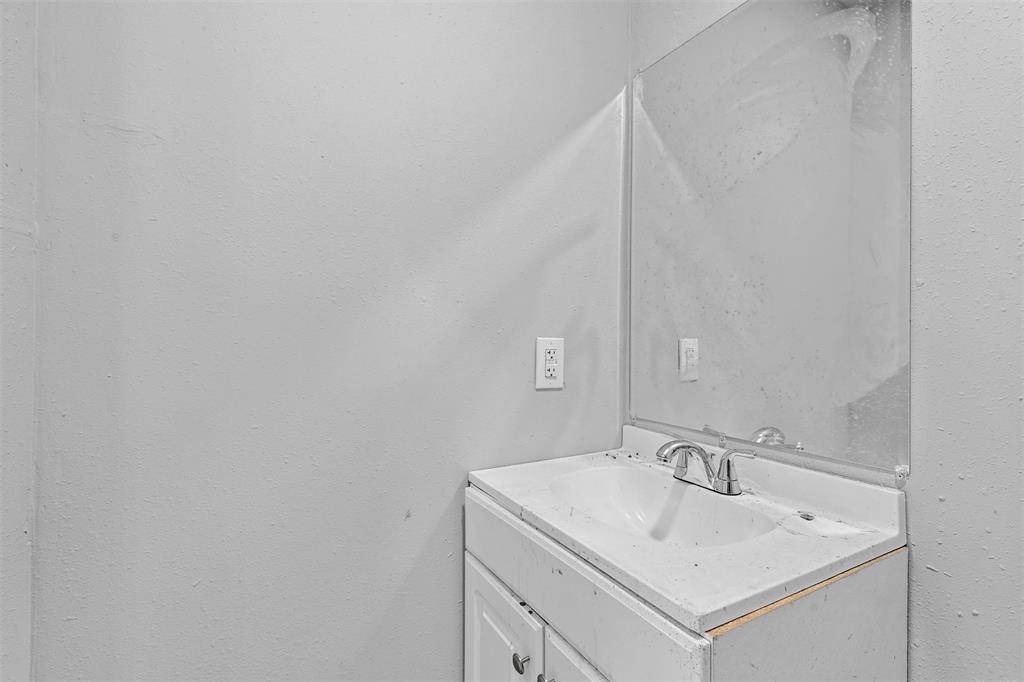 707 South Robinson Street Cleburne, TX 76031 - Photo 11 of 12