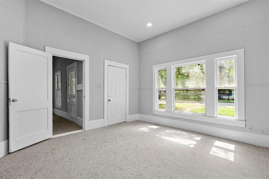 707 South Robinson Street Cleburne, TX 76031 - Photo 4 of 12