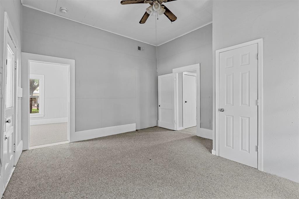 707 South Robinson Street Cleburne, TX 76031 - Photo 6 of 12