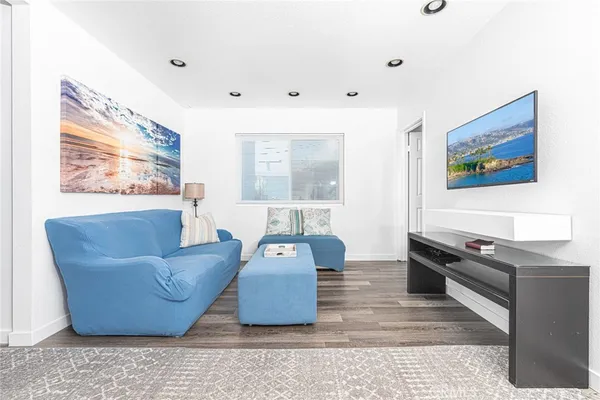 $4,395 | 210 1/2 36th Street, Newport Beach, CA 92663