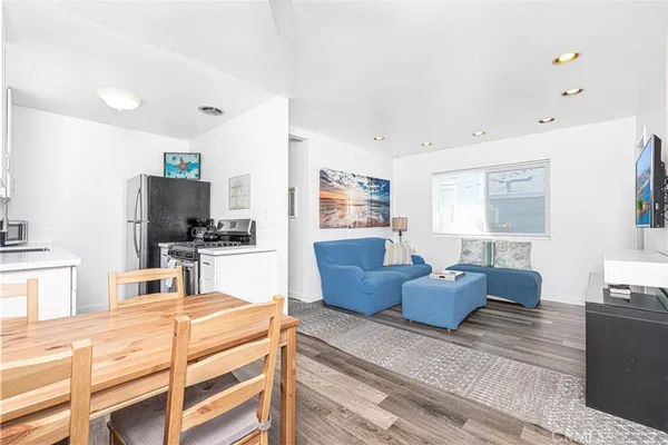 $4,395 | 210 1/2 36th Street, Newport Beach, CA 92663