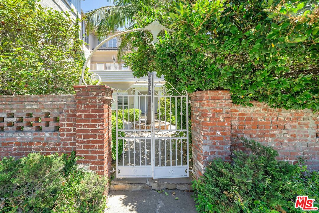 360 South Roxbury Drive Beverly Hills, CA 90212 - Photo 26 of 30 a view of a brick wall and a pot