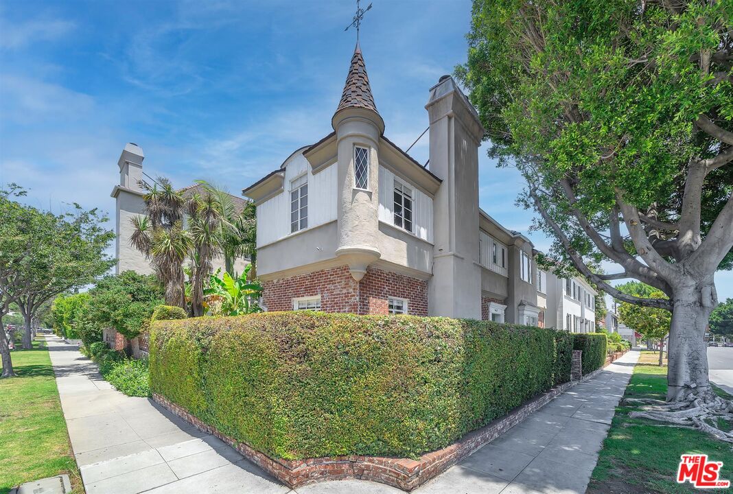 360 South Roxbury Drive Beverly Hills, CA 90212 - Photo 27 of 30 a front view of a house with a yard