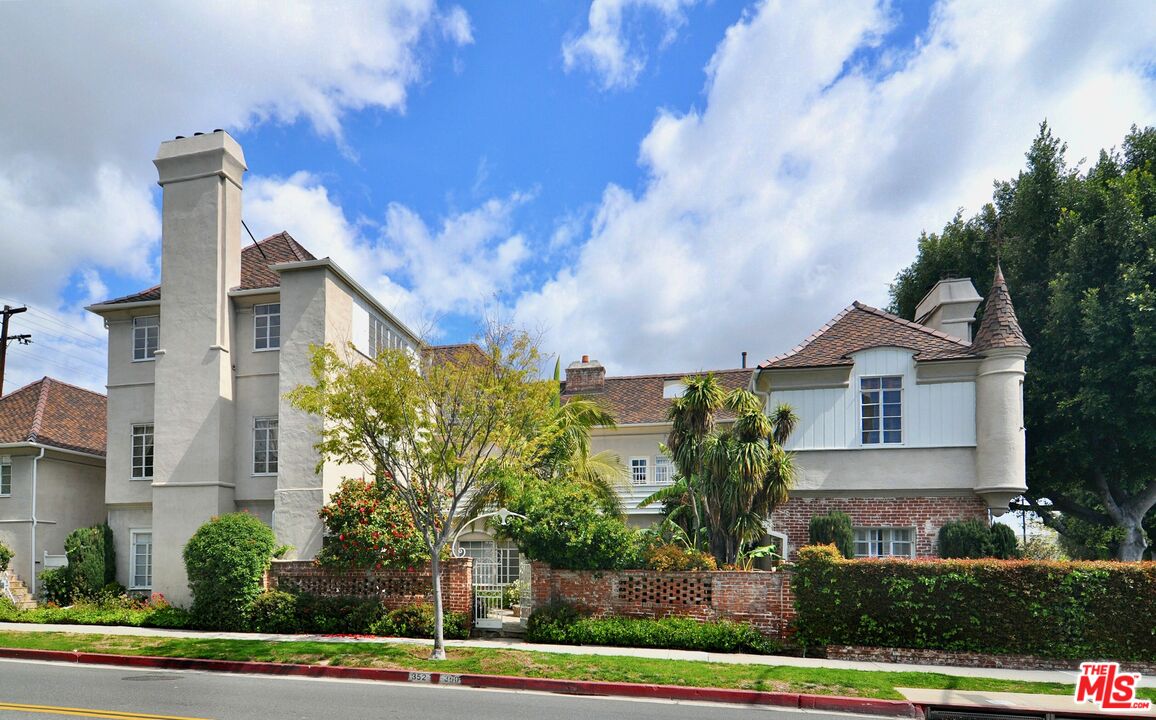 360 South Roxbury Drive Beverly Hills, CA 90212 - Photo 28 of 30 a front view of a house with garden