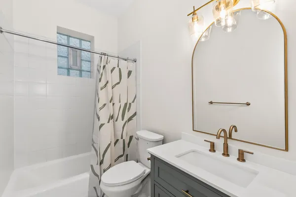 $3,600 | 1659 North Oakley Avenue, Unit 1, Chicago, IL 60647