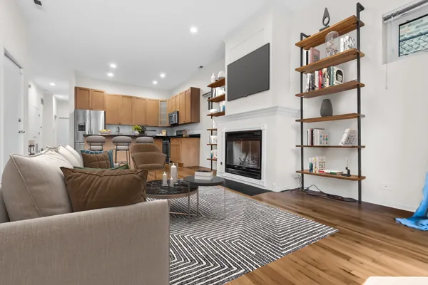 $3,600 | 1659 North Oakley Avenue, Unit 1, Chicago, IL 60647