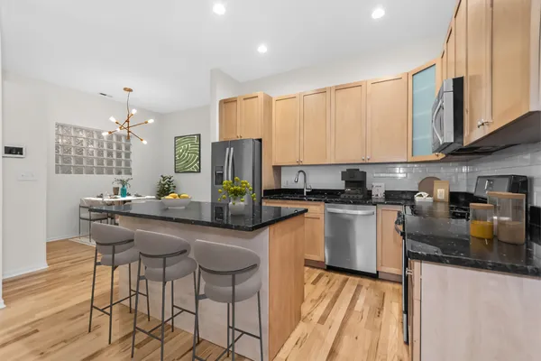 $3,600 | 1659 North Oakley Avenue, Unit 1, Chicago, IL 60647
