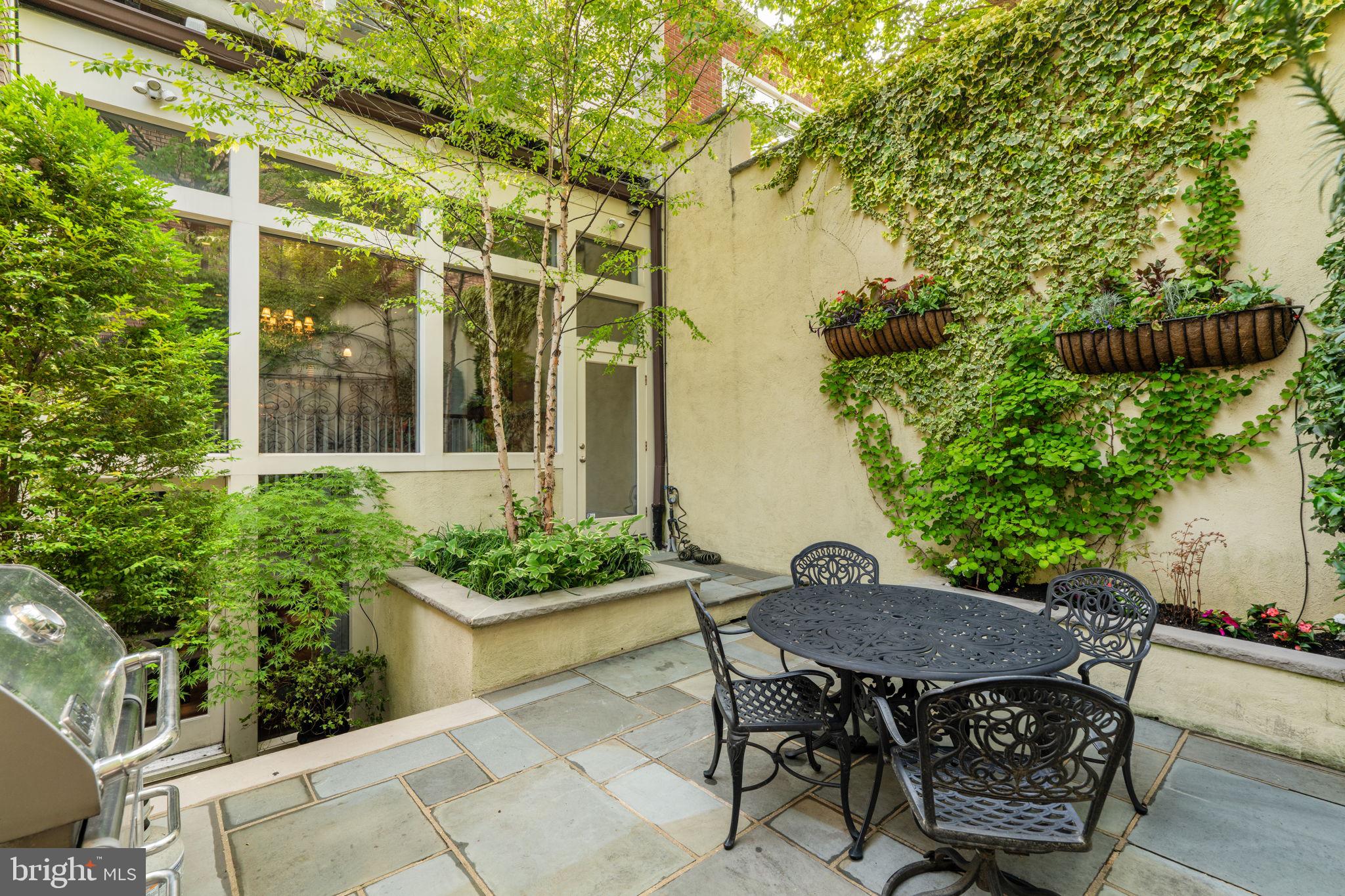 501 Pine Street Philadelphia, PA 19106 - Photo 19 of 52 a backyard of a house with table and chairs