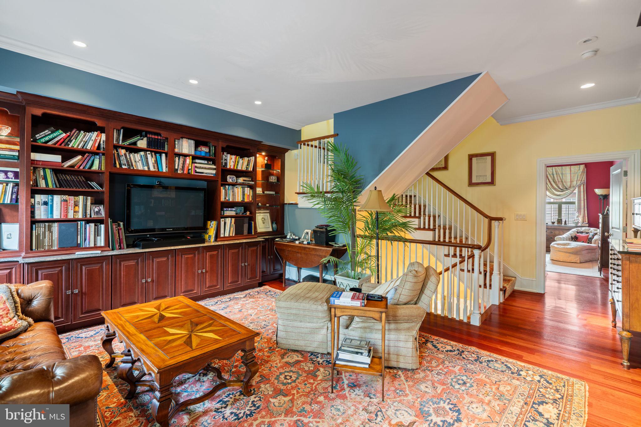 501 Pine Street Philadelphia, PA 19106 - Photo 28 of 52 a living room with furniture and a flat screen tv