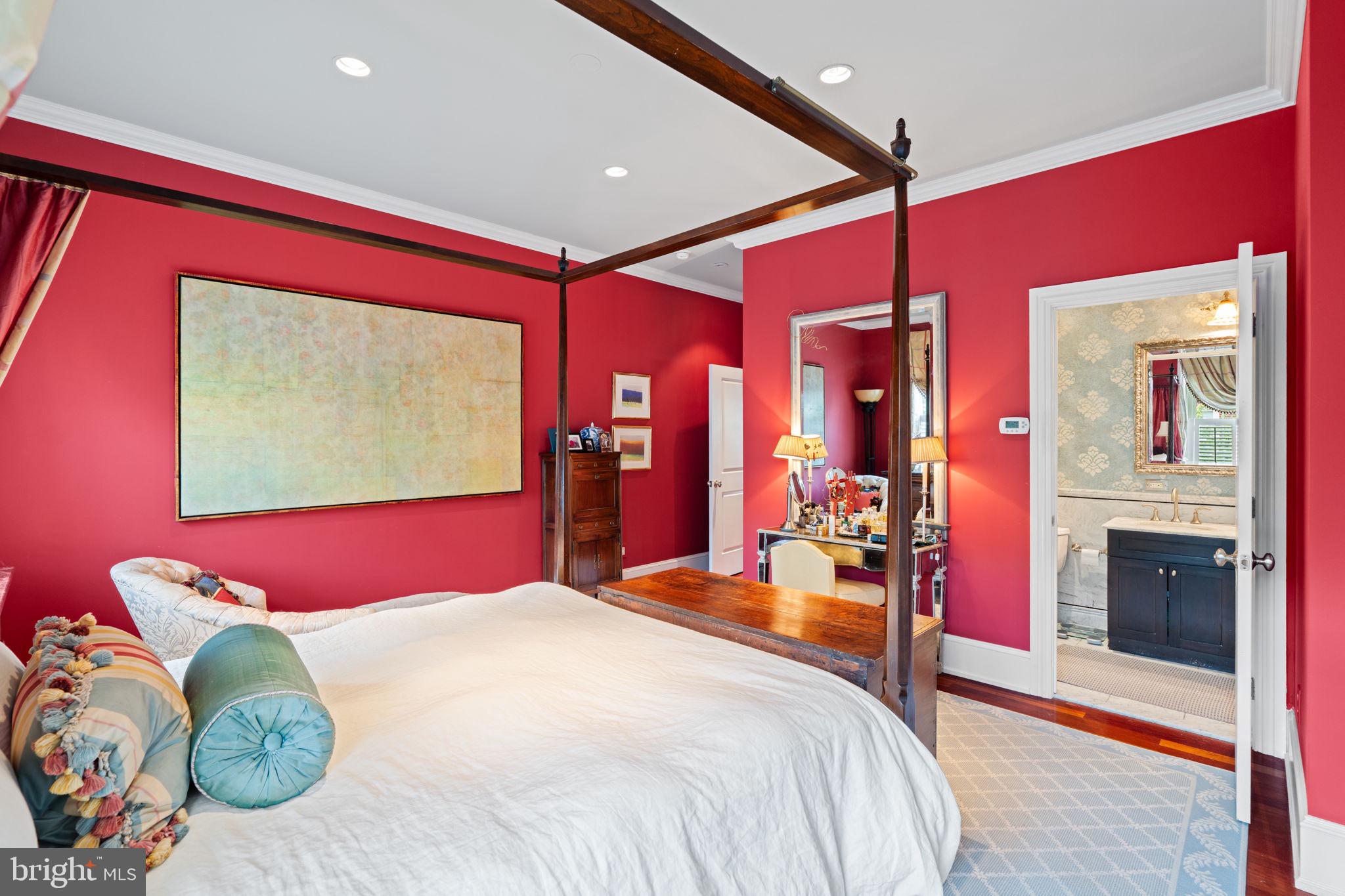 501 Pine Street Philadelphia, PA 19106 - Photo 34 of 52 a bedroom with a bed and a large mirror