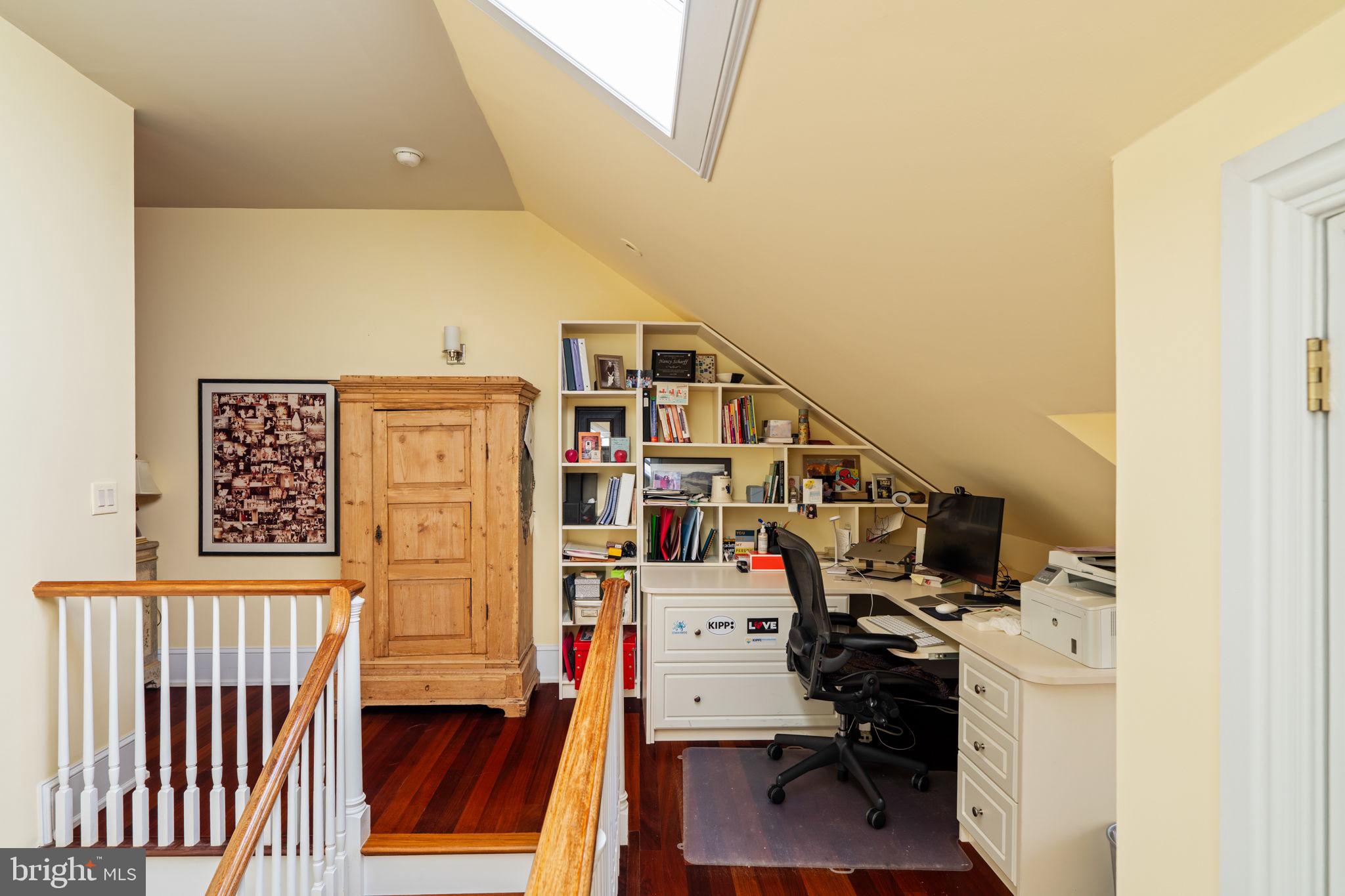 501 Pine Street Philadelphia, PA 19106 - Photo 47 of 52 a view of a hallway with workspace and entryway