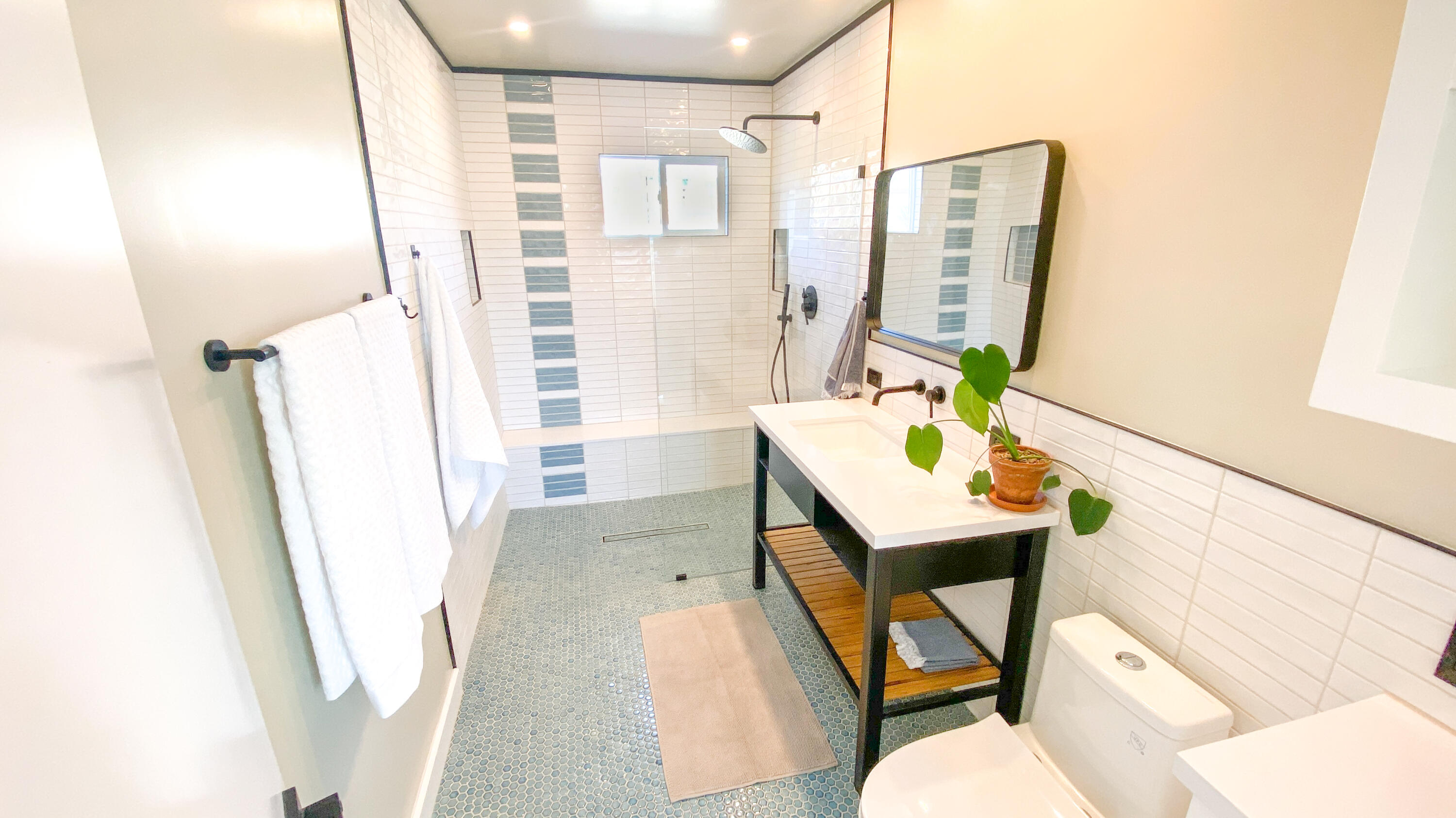 6126 Panorama Road Joshua Tree, CA 92252 - Photo 17 of 31 a view of a bathroom with tub and mirror