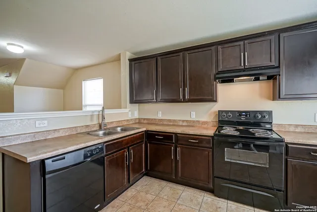 $1,800 | 438 Walnut Crest, Selma, TX 78154