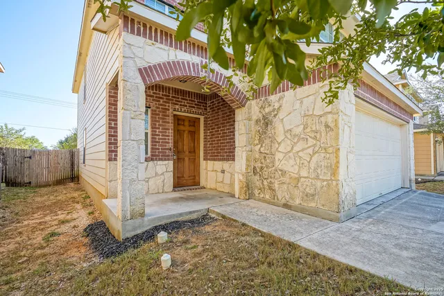 $1,800 | 438 Walnut Crest, Selma, TX 78154