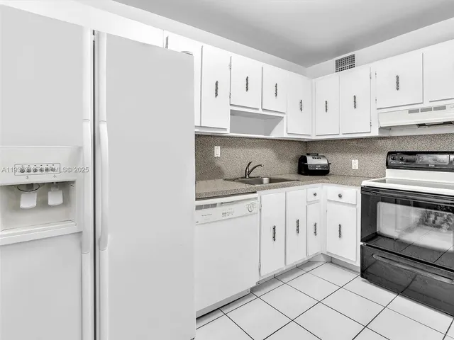 $2,890 | 100 Bayview Drive, Unit 1025, Sunny Isles Beach, FL 33160