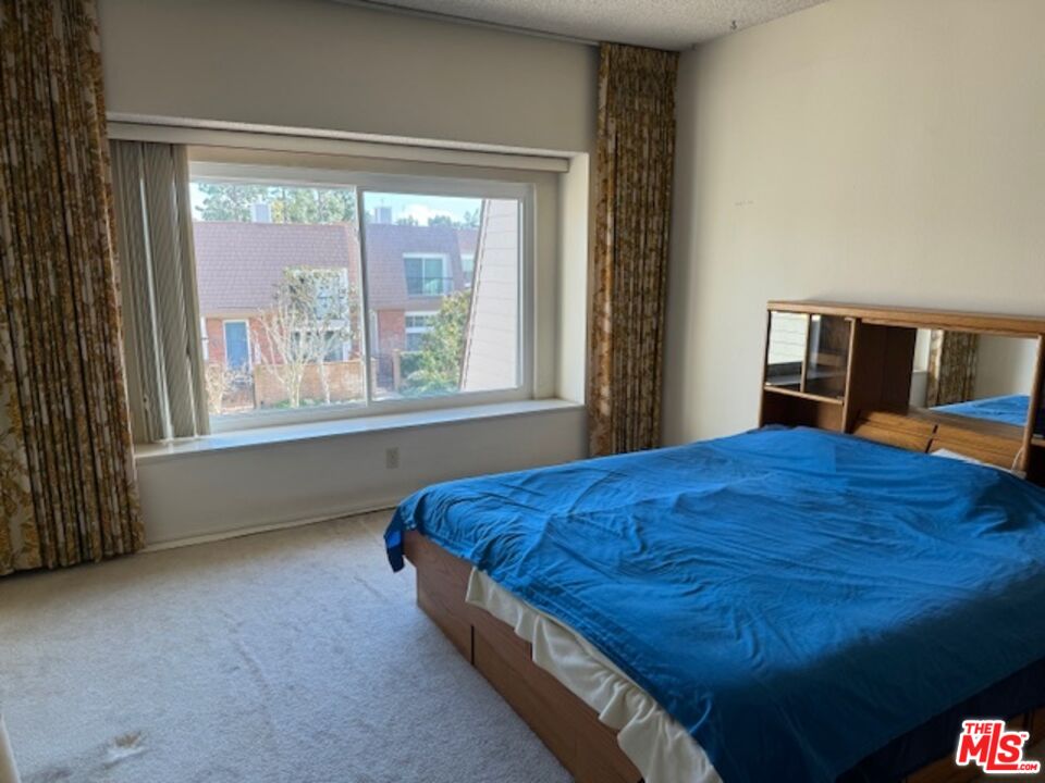 4351 Alla Road, Unit 8 Marina del Rey, CA 90292 - Photo 13 of 31 a bed sitting in a bedroom next to a window