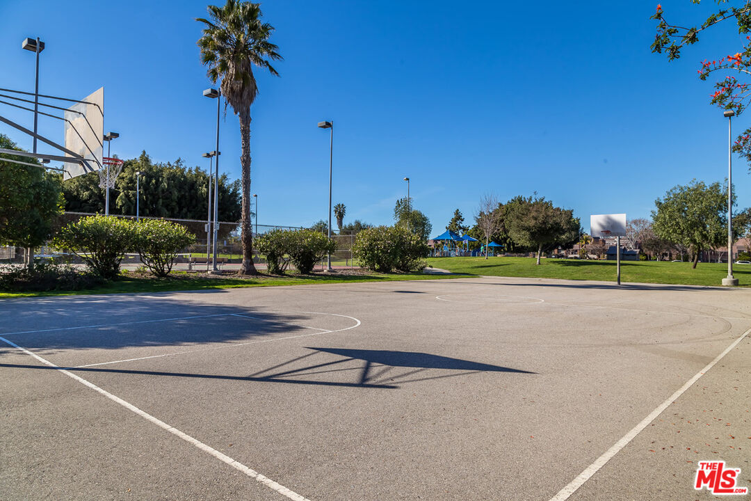 4351 Alla Road, Unit 8 Marina del Rey, CA 90292 - Photo 23 of 31 a view of a tennis court